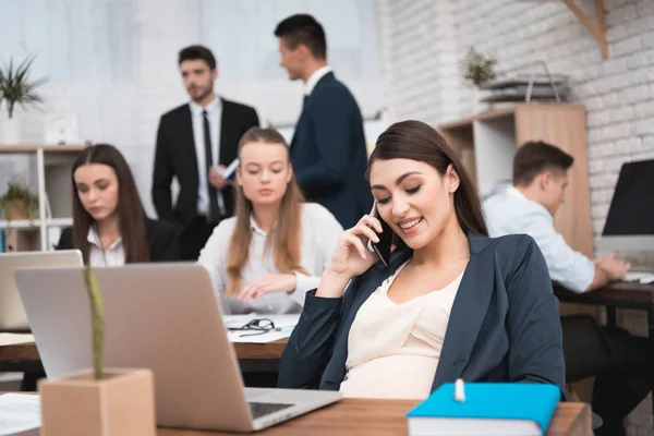 Zwangere Vrouw Spreken Door Smartphone Kantoor — Stockfoto