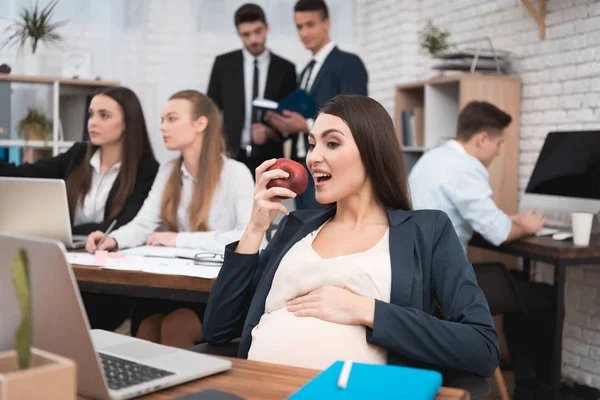 Zwangere Jonge Vrouw Eten Apple Kantoor — Stockfoto