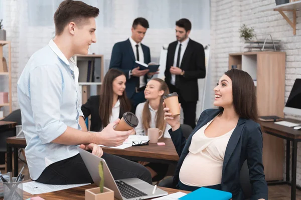 Zwangere Vrouw Kantoor Drinken Koffie Met Chief Office — Stockfoto