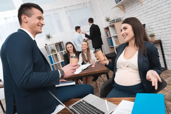 Mujer Embarazada Oficina Bebiendo Café Con Jefe Oficina — Foto de Stock