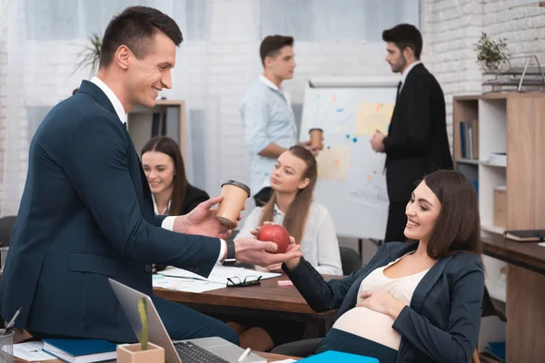 Hombre Traje Dando Manzana Joven Embarazada Oficina — Foto de Stock