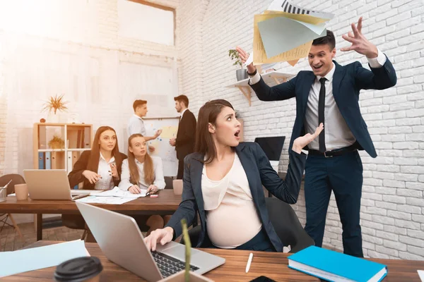 Enojado Joven Hombre Traje Gritando Mujer Embarazada Oficina — Foto de Stock