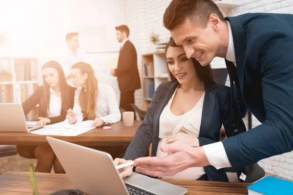 Jonge Man Helpen Zwanger Meisje Het Werk Kantoor — Stockfoto