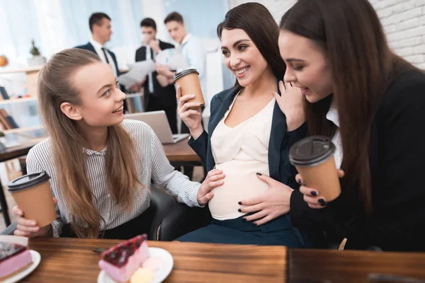 Drei Junge Mädchen Kommunizieren Der Kaffeepause Und Essen Süße Kuchen — Stockfoto