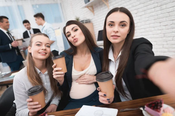 Unge Jenter Sammen Med Gravid Kvinne Som Gjør Selfie Smarttelefonen – stockfoto