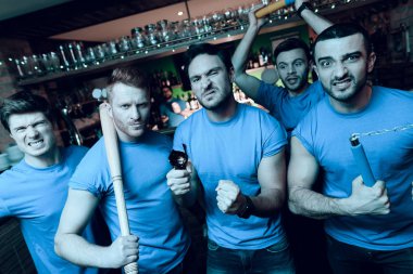 Agresif beş spor barında tv önünde hayranları holiganlar spor. Mavi takım destek veriyor.