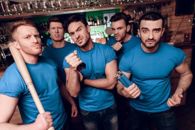 Beş agresif hayranları holiganlar spor barında spor. Mavi takım destek veriyor.