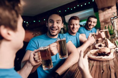 Bira içip spor barında yeme oyunu izlerken futbol taraftarları