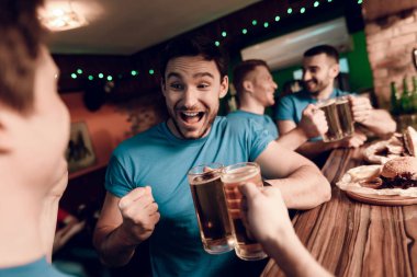 Bira içip spor barında yeme oyunu izlerken futbol taraftarları