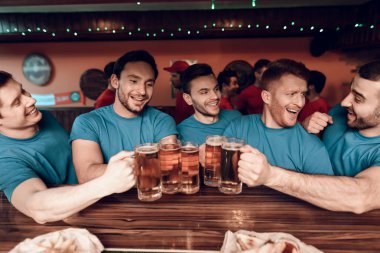 Mavi takım spor hayranları, bira içmek bar 
