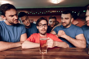 Kırmızı takım fan onlar futbol maçı izlerken spor barında çevreleyen holiganlar