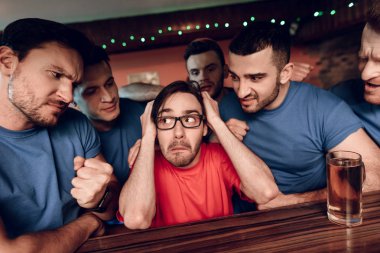 Kırmızı takım fan onlar futbol maçı izlerken spor barında çevreleyen holiganlar