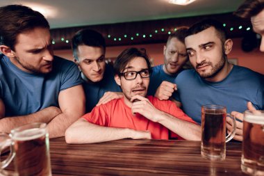 Kırmızı takım fan onlar futbol maçı izlerken spor barında çevreleyen holiganlar