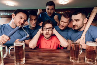 Kırmızı takım fan onlar futbol maçı izlerken spor barında çevreleyen holiganlar