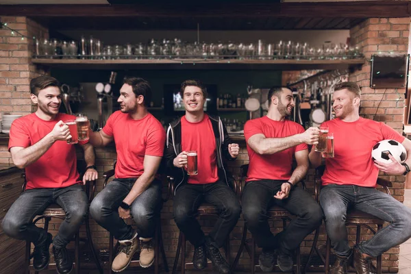 Fãs Futebol Assistindo Jogo Bebendo Cerveja Bar Esportes Equipe Vermelha — Fotografia de Stock