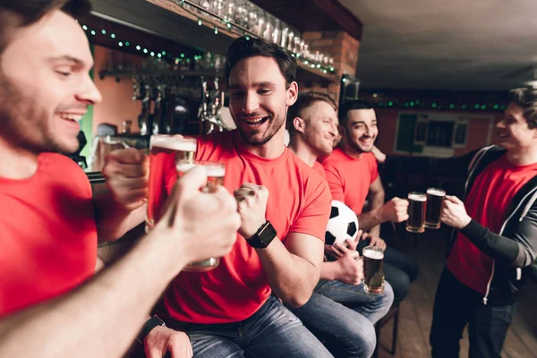 Φίλαθλοι Παρακολουθούν Παιχνίδι Και Πίνοντας Μπύρα Στο Σπορ Μπαρ Κόκκινη — Φωτογραφία Αρχείου