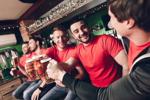 Grupo Aficionados Fútbol Viendo Partido Bebiendo Cerveza Bar Deportes Por —  Fotos de Stock