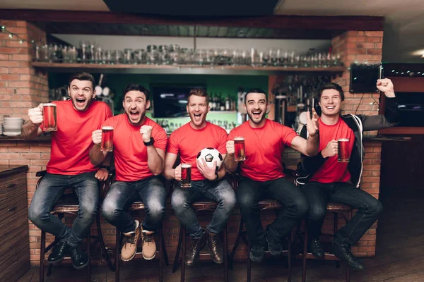 Groupe Fans Football Regardant Match Buvant Bière Bar Sportif Soir — Photo