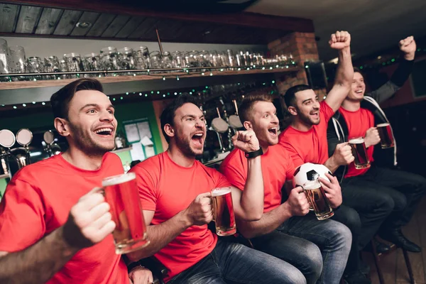 Група Шанувальників Футболу Дивиться Гру Пиво Спортивному Барі Ввечері — стокове фото