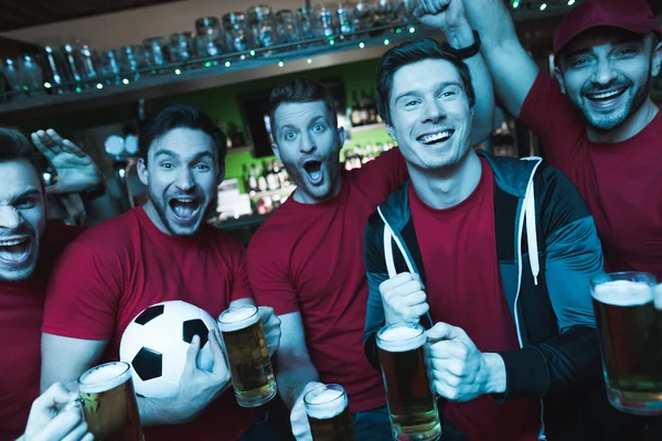게임을 저녁에 스포츠 바에서 맥주를 마시는 — 스톡 사진