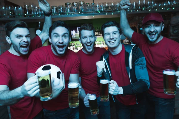 Ομάδα Των Οπαδών Ποδοσφαίρου Παρακολουθούν Παιχνίδι Και Πίνοντας Μπύρα Στο — Φωτογραφία Αρχείου
