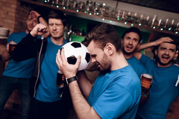 Fem Fotbollsfans Som Dricker Och Ledsen Som Deras Team Förlora — Stockfoto