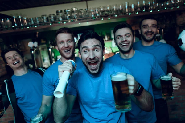 Grupo Aficionados Fútbol Viendo Partido Bebiendo Cerveza Bar Deportes Por —  Fotos de Stock
