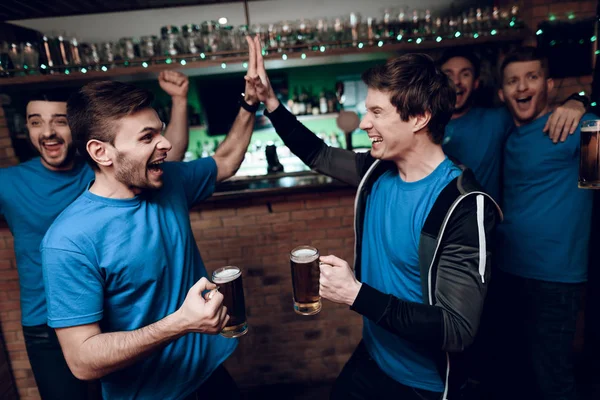 Gruppe Von Fußballfans Schaut Sich Spiel Und Trinkt Abends Bier — Stockfoto
