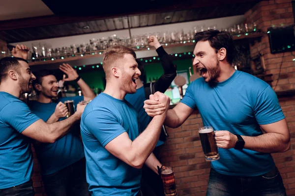 Gruppo Tifosi Calcio Che Guardano Partita Bevono Birra Bar Sportivo — Foto Stock