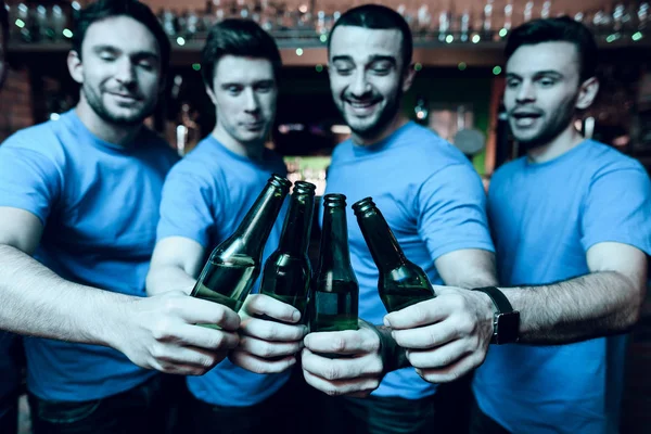 Fãs Futebol Assistindo Jogo Bebendo Cerveja Comendo Bar Esportes — Fotografia de Stock