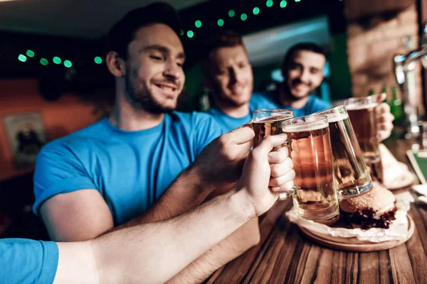 Bira içip spor barında yeme oyunu izlerken futbol taraftarları