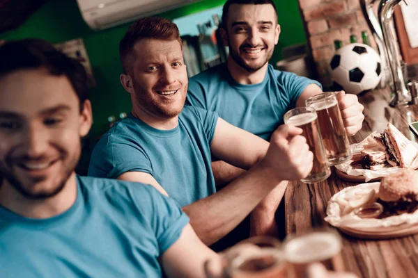Futbolistas Viendo Partido Bebiendo Cerveza Comiendo Bar Deportivo —  Fotos de Stock