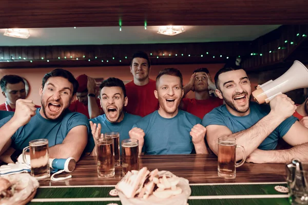 Fans Del Equipo Azul Celebrando Animando Bar Deportes Con Oponentes —  Fotos de Stock