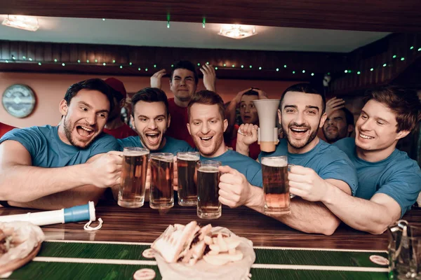 Fãs Equipe Azul Comemorando Torcendo Bar Esportes Com Adversários Tristes — Fotografia de Stock