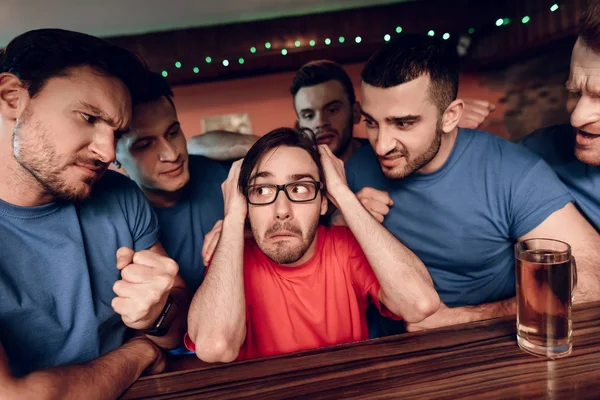 Kırmızı takım fan onlar futbol maçı izlerken spor barında çevreleyen holiganlar