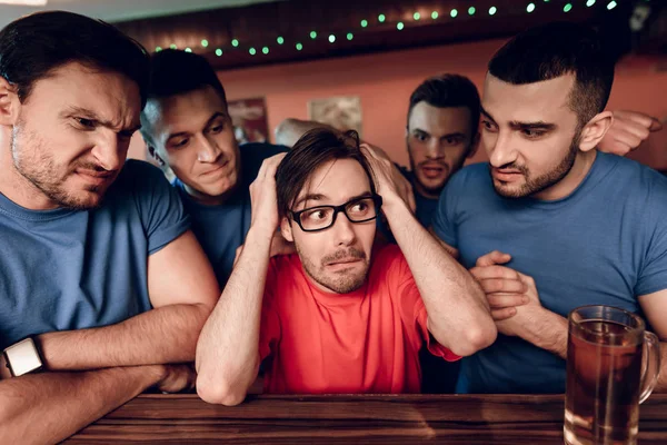 Kırmızı takım fan onlar futbol maçı izlerken spor barında çevreleyen holiganlar