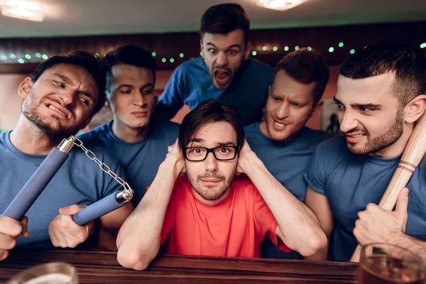 Kırmızı takım fan onlar futbol maçı izlerken spor barında çevreleyen holiganlar