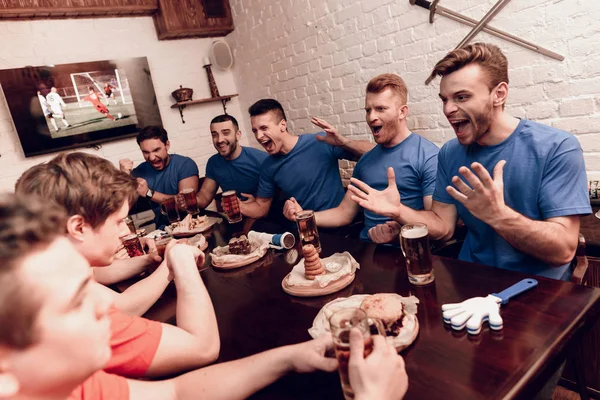 Spor barında tezahürat rakipler süre üzgün oturan kırmızı takım taraftarları