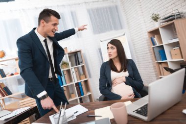 Genç takım elbise azarı hamile kadın için yapılan bir iş olarak hataları erkekte hoşnutsuz