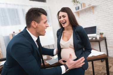 Genç adam aslında tarafından şok bu iş yerinde Doğum meslektaşı