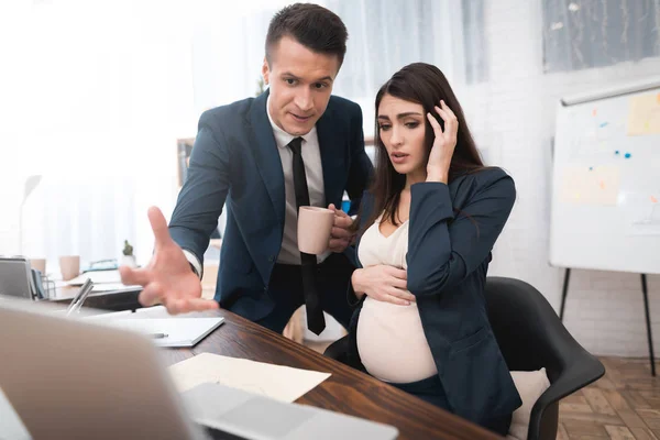 Young Ontevreden Man Pak Uitbrander Zwangere Vrouw Voor Fouten Werk — Stockfoto