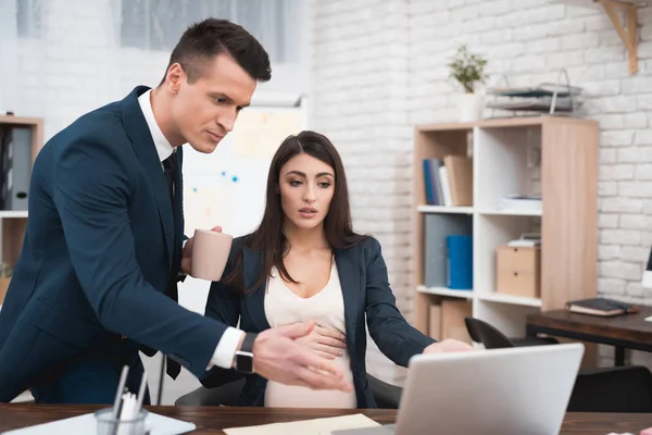 Joven Hombre Descontento Traje Regañando Mujer Embarazada Por Errores Trabajo — Foto de Stock