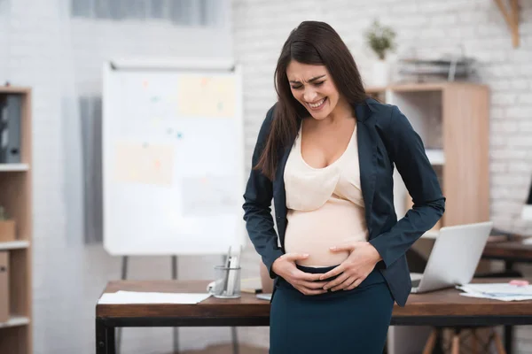 Mujer Embarazada Experimentando Trabajo Parto Oficina — Foto de Stock