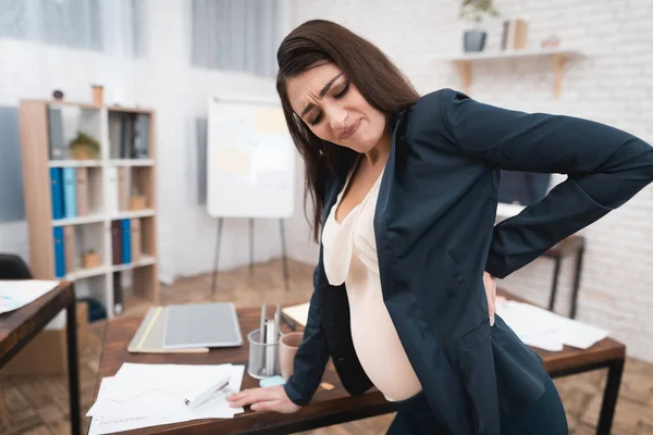 Mujer Embarazada Experimentando Trabajo Parto Oficina — Foto de Stock