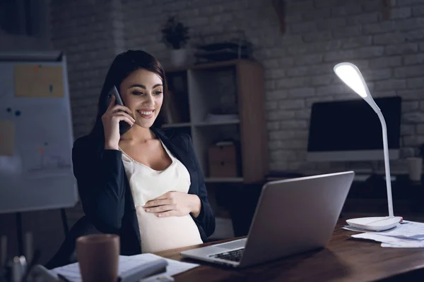 Young Pregnant Woman Talking Smartphone Desk While Working Laptop — Stock Photo, Image