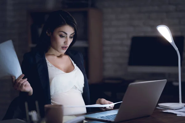 Surprised Pregnant Girl Examining Documents Laptop — Stock Photo, Image
