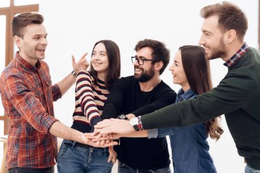 Bir grup genç ofis çalışanı kutlama yapıyor. Ellerinde alkolle bardakları tutuyorlar. Keyifleri yerinde..