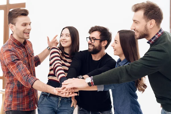 Grupo Jóvenes Trabajadores Oficina Celebrando Llevan Gafas Con Alcohol Las — Foto de Stock