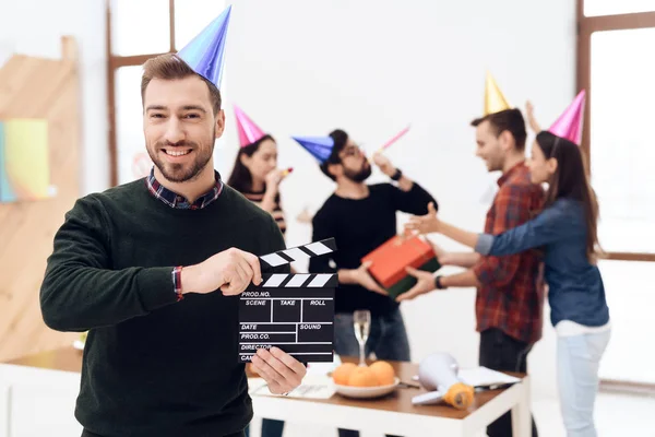 Man Cap Keeps Movie Clapperboard His Colleagues Followed Him Also — Stock Photo, Image