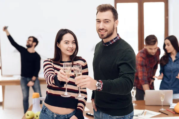 Young Couple Celebrates Corporate Celebration Hold Glasses Champagne Hands — стоковое фото